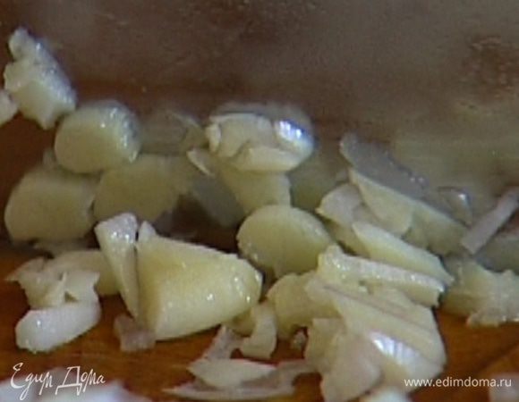 Чеснок почистить и мелко порубить.
