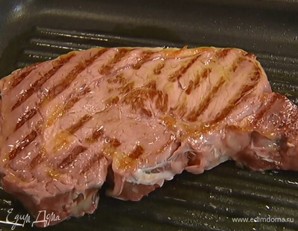 Разогреть в сковороде-гриль 1 ст. ложку оливкового масла, выложить мясо и сверху слегка сбрызнуть его оливковым маслом. Жарить бифштекс по 3–4 минуты с каждой стороны.