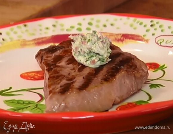 Выложить на бифштекс немного анчоусного масла и подавать.