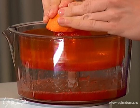 Из четырех апельсинов выжать сок и перелить в небольшую кастрюлю.