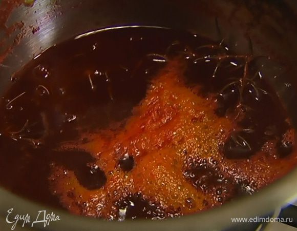 Добавить веточку розмарина, 2 ст. ложки коричневого сахара и уваривать на медленном огне, чтобы сироп стал густым.