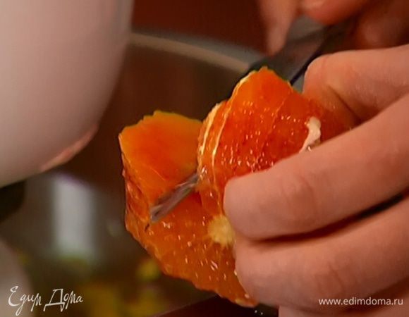 Оставшиеся  апельсины очистить от кожуры и вырезать мякоть из перепонок, сохранив выделившийся при этом сок.