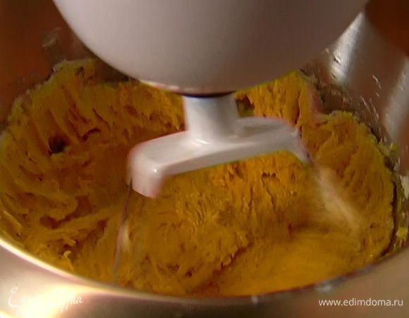 Приготовить тесто: в чаше комбайна соединить 180 г предварительно размягченного сливочного масла и оставшийся сахар, вымешать на медленной скорости. Не выключая комбайна, по одному добавить желтки.