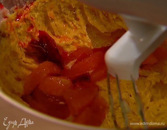 Выключить комбайн, добавить апельсиновый ликер и мякоть апельсинов с соком, затем продолжать вымешивать.