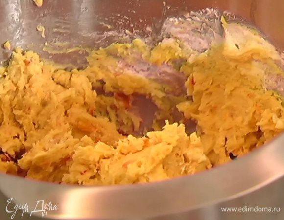 Муку перемешать с разрыхлителем и солью, часть добавить в сливочно-апельсиновую массу и продолжать вымешивать, затем всыпать оставшуюся муку и вымешать еще немного.