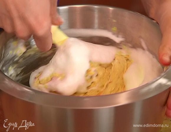 Половину взбитых белков вмешать в тесто лопаткой, затем ввести оставшиеся белки и все перемешать. 