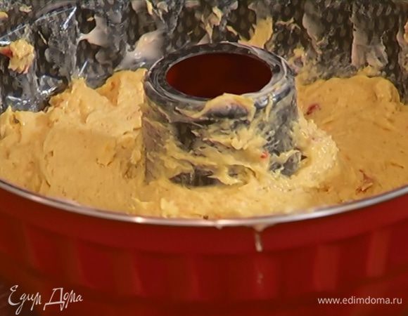 Форму для выпечки смазать оставшимся сливочным маслом и равномерно распределить в ней тесто.