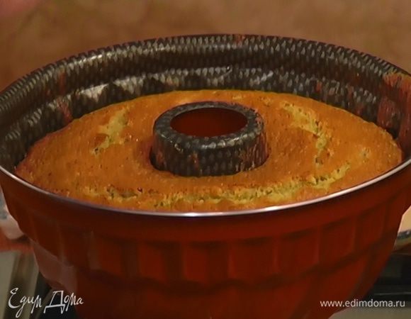 Выпекать в разогретой духовке 40 минут, затем дать пирогу немного остыть.