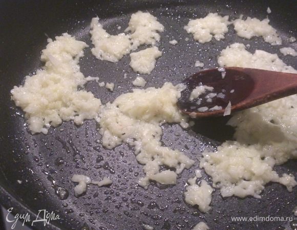 Лук и чеснок очистить, измельчить. Обжарить 5 минут на смеси сливочного и оливкового масла. 