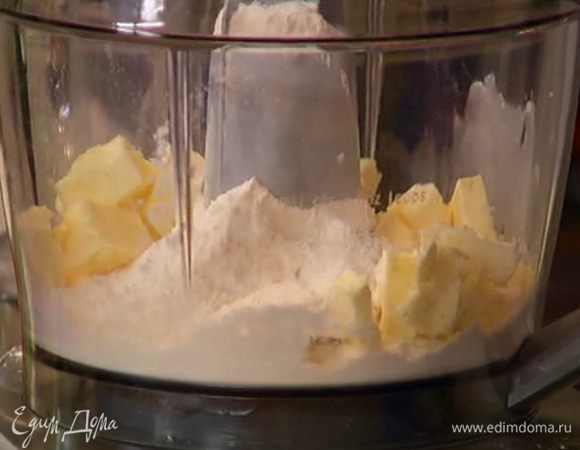 Предварительно охлажденное сливочное масло порубить кубиками и соединить в чаше блендера с мукой.