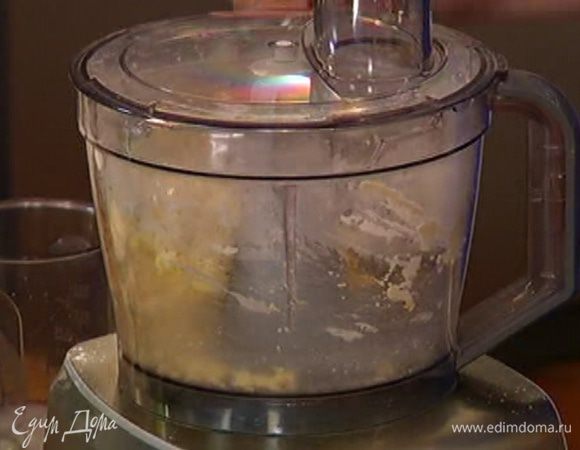 Не выключая комбайна, по одной влить 3–4 ст. ложки ледяной воды — тесто должно собраться в один комок.