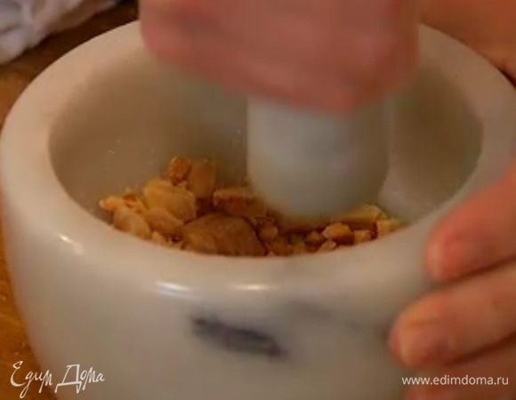 Миндаль слегка измельчить в ступке, так чтобы остались крупные кусочки.