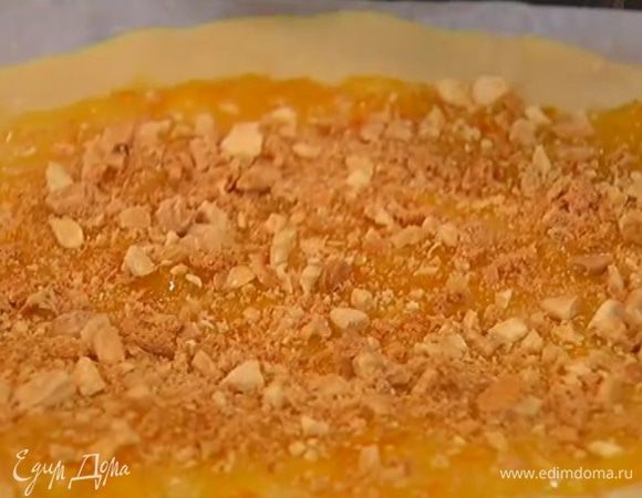 Печенье покрошить руками и посыпать пирог.