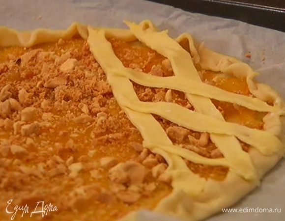 Оставшееся тесто тонко раскатать, нарезать полосками и украсить пирог.