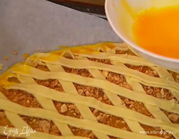 Желток соединить с молоком, посолить, перемешать и смазать пирог.