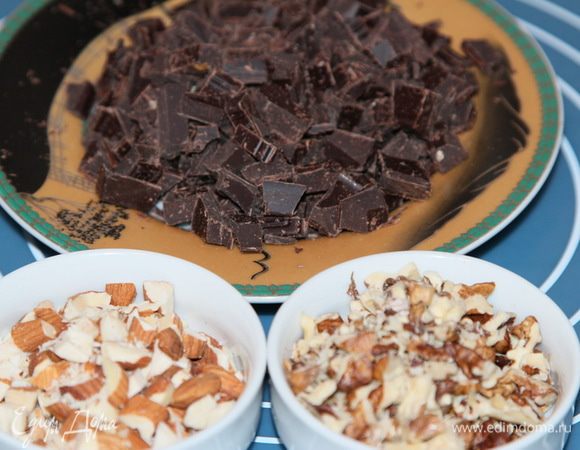 Орехи и шоколад рубим крупно.