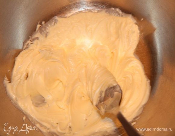 Размягченное масло слегка взбиваем вилкой или на медленных оборотах миксером, или венчиком.