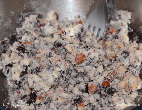 Добавляем к маслу шоколад, орехи и сахар. Все перемешиваем. Делаем все быстро, чтобы масло не поплыло.