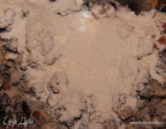 Постоянно перемешивая, добавляем постепенно муку. 