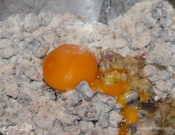 Теперь добавляем яйцо и быстренько все вымешиваем. Отправляем в холодильник чуть-чуть охладиться. 