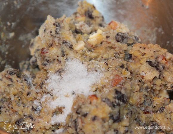 Духовка разогрета до 200 градусов, противень выстелен пергаментом. Достаем тесто из холодильника, добавляем соль и быстро перемешиваем, чтобы соль не успела раствориться в тесте. В печенье она должна попадаться "на зубок".