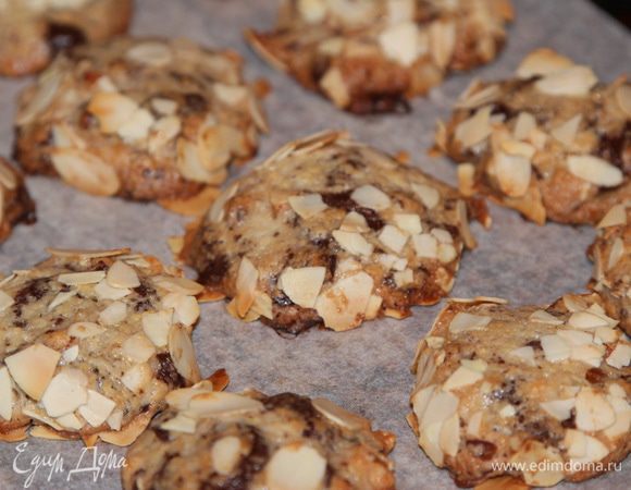 Выпекаем 20 минут. Вынимаем из духовки. Печенье должно быть мягким и легко отставать от пергамента. Я раскладываю еще потом на бумажную салфетку, чтобы впитался жир (все-таки поменьше будет). 