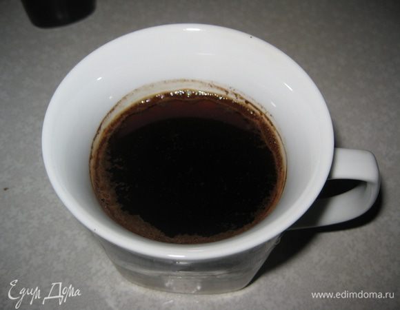 Делаем кофе и разбавляем его с вишневым ликером.