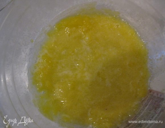 Желтки перемешиваем с сахарной пудрой ложкой и также взбиваем. 
Желтковую массу перемешиваем с творожным сыром маскарпоне.
