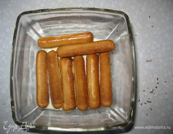 Печенье мокаем в кафе с вишевым ликером. И выкладываем.