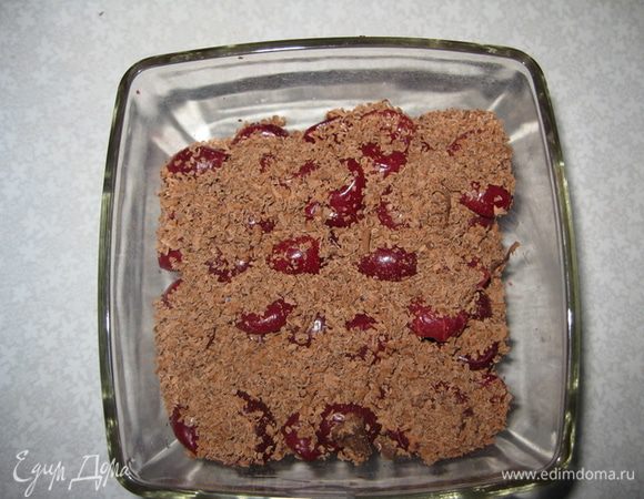 Посыпаем обильно тертым шоколадом.