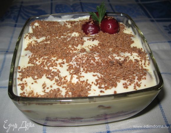 Слои повторяем. Но последним оставим крем. Ставим в холодильник на 5 часов или на ночь. Я украсила тирамису 3 целыми ягодами вишни и посыпала тертым шоколадом.
Приятного аппетита!