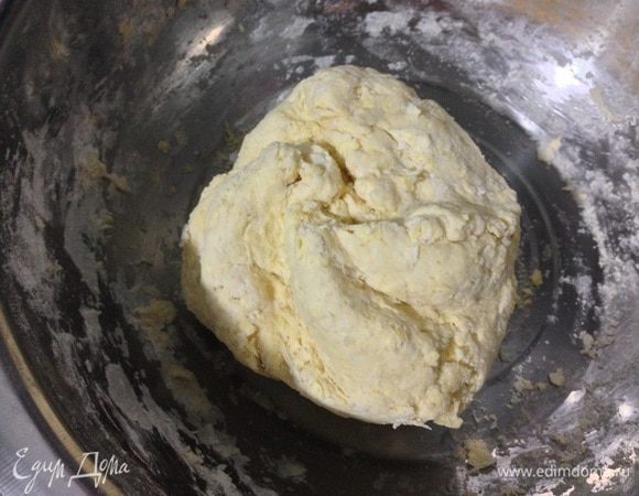 Замесить тесто, долго не вымешивать, чтобы масло не растаяло. Тесто завернуть в пищевую пленку и положить в холодильник минимум на 1 час.