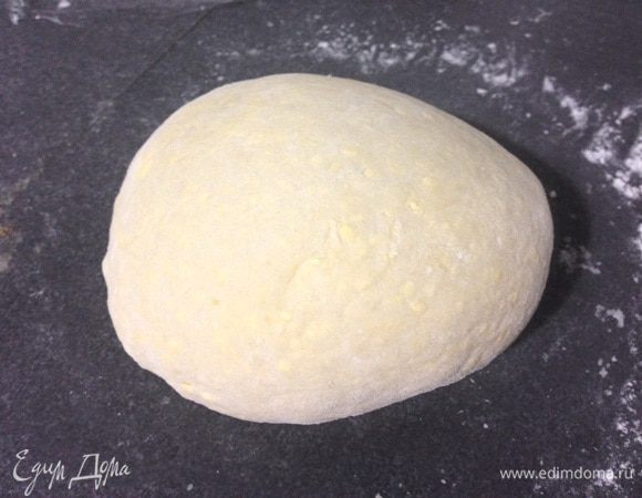 Через час достать тесто из холодильника, немного вымесить, разделить на 2 неравные части.