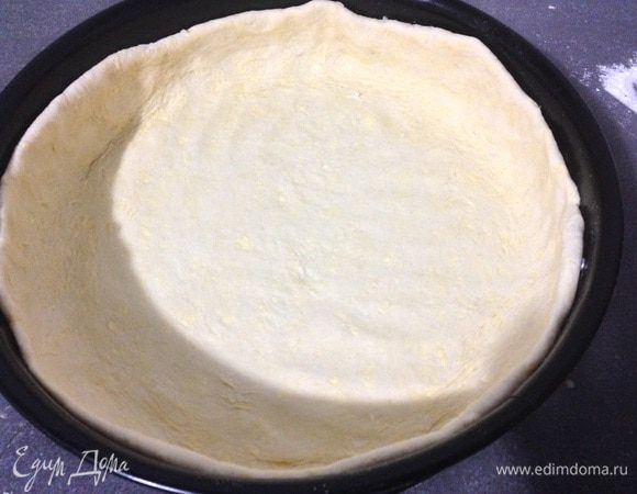 Яблоки помыть, очистить от кожуры и семян, нарезать дольками. В отдельной миске смешать муку, сахар, корицу и перемешать с яблоками. Лучше сделать это заранее, у меня яблоки дали сок, который я сливала. Когда пекла в первый раз, то из-за этого сока мой первый пирог почти утонул. Больший кусок теста раскатать в лепешку толщиной 0,5 см, положить в форму, смазанную маслом. Бортики сделать как можно выше, чтобы положить побольше яблок.