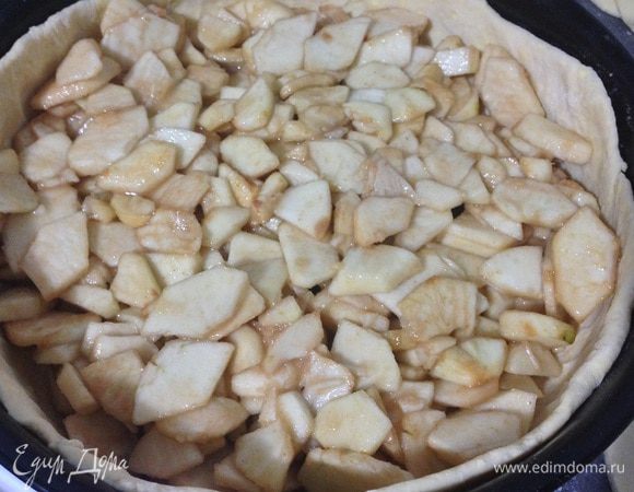 Яблоки выложить в форму.