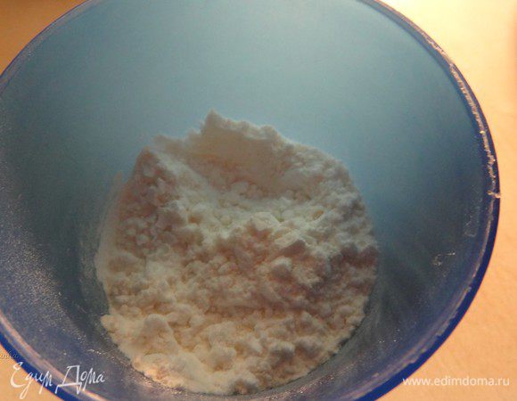 В отдельной посуде соединить все сухие ингредиенты: муку, крахмал и разрыхлитель.