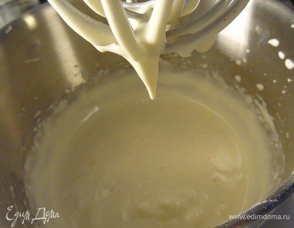 В два захода добавить сухие ингредиенты в яично-сахарную массу. Долго НЕ взбивать. Просто смешать между собой. Это нужно для того, чтобы сохранить воздушную структуру бисквита.