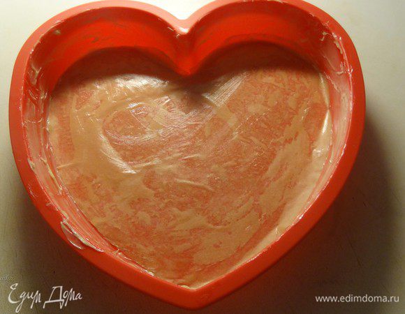 Подготовить форму для выпечки. У меня новая силиконовая форма сердечком. Я ее предварительно помыла, высушила. Вырезала донышко из пекарской бумаги. Стенки формы промазала сливочным маслом. Как правило, я не делаю всего этого. Только в случае, если форма новая и я выпекаю в ней первый раз.