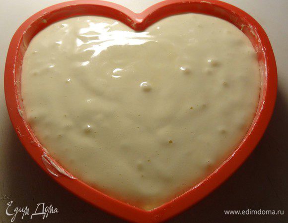 Вылить тесто в форму и поставить в разогретую до 190° С духовку выпекаться примерно на 15-20 минут. Если верх зарумянится слишком быстро - прикрыть фольгой. Проверить готовность бисквита зубочисткой: если выходит сухой - значит готов. Достать бисквит из духовки и дать полностью остыть.