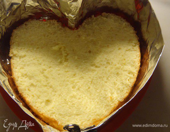 Разрезать бисквит пополам.