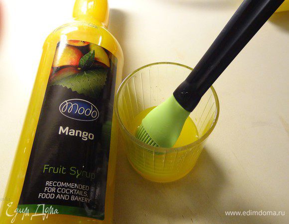 Приготовить пропитку, смешав в равных количествах воду и сироп.