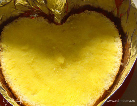 Кисточкой смазать одну половинку бисквита, затем повторить со второй.