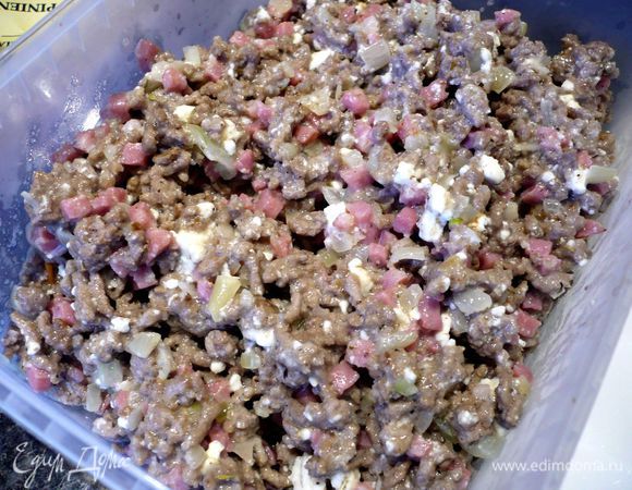 Шпинат выложим для размораживания. Небольшие клубни картофеля отварим в мундире, очистим и порежем тонкими полукольцами. Сначала приготовим тесто для пирожков. Сегодня я испробовала рецепт творожного слоеного теста без добавления воды, но хоть оно и получилось вкусное, работать с ним было не очень просто.  Поэтому предлагаю Вам воспользоваться этим проверенным мной вариантом слоеного теста с творогом http://www.edimdoma.ru/retsepty/51435-bulochki-iz-domashnego-sloenogo-testa-blits-s-pesto-iz-rukoly-i-keshyu-ili-kak-zdorovo-chto-vse-my-zdes-segodnya-sobralis. Между турами на этот раз я также убирала тесто в холодильник, но со слоеным тестом блитц это делать не обязательно. Для начинки обжарим мелко порезанный лук и чеснок в оливковом масле, добавим бекон, слегка обжарим все вместе, освободим сковороду и, добавив совсем капельку оливкового масла, обжарим фарш до готовности, вольем сливки, перемешаем фарш с луком и беконом, добавим фету. Кедровые орешки обжарим на сухой сковороде и добавим в начинку. Приправим начинку тимьяном, орегано, солью и перцем.