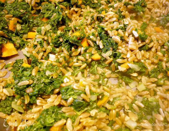 Духовку разогреваем до 200 градусов. Тем временем обжариваем в оливковом масле мелко порезанные лук и чеснок с морковью и сельдереем, добавляем шпинат, тушим пару минут. Полбу отбросим на сито, сохранив жидкость. Добавим полбу к овощам, тушим несколько минут. В кастрюлю добавляем овощи с полбой, картофель, заливаем жидкостью от варки полбы и горячим бульоном. Варим около 25 минут. Солим, перчим, подаем со сметаной. 