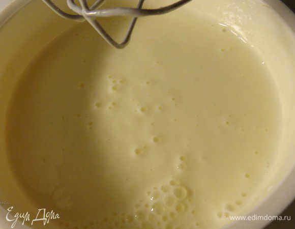 Приготовим крем. Смешаем йогурт, сахар и манговый сироп в отдельной посуде.