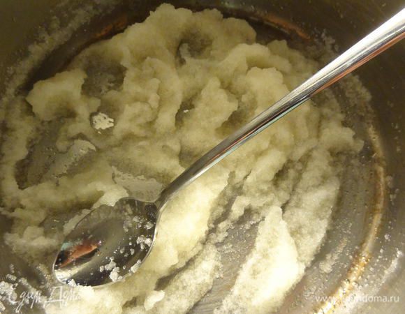 Замочим желатин в холодной воде и оставим его набухать минут на 5 -10.