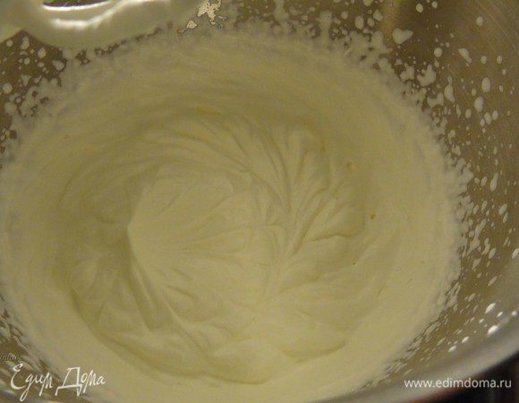 За его время взобьем сливки до устойчивых пиков.