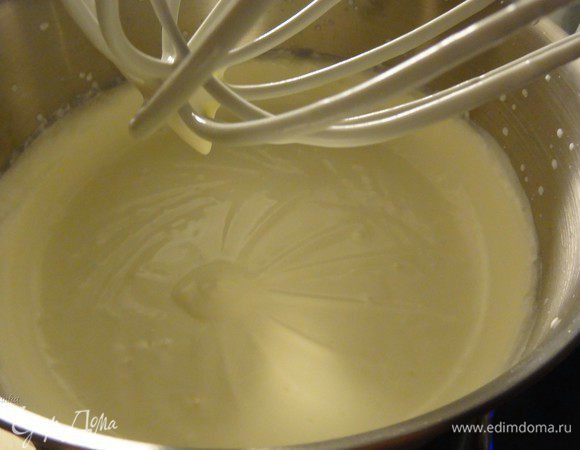 И в 2-3 захода добавим йогуртовую массу к сливкам, осторожно перемешав на небольших скоростях миксера.