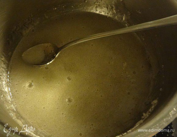 Разведем желатин на плите, не доводя до кипения.