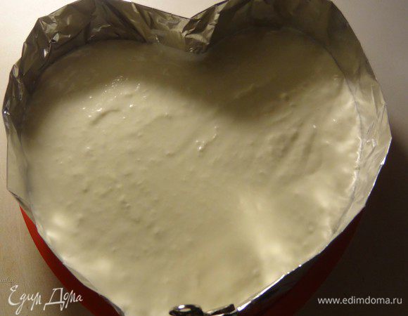 На одну половину бисквита выложим 2/3 крема, затем накроем второй половиной, сверху которой распределим остаток крема. Крем получается густой, видно, что уже схватывается прямо на глазах. Поставим наш торт в холодильник на ночь. 